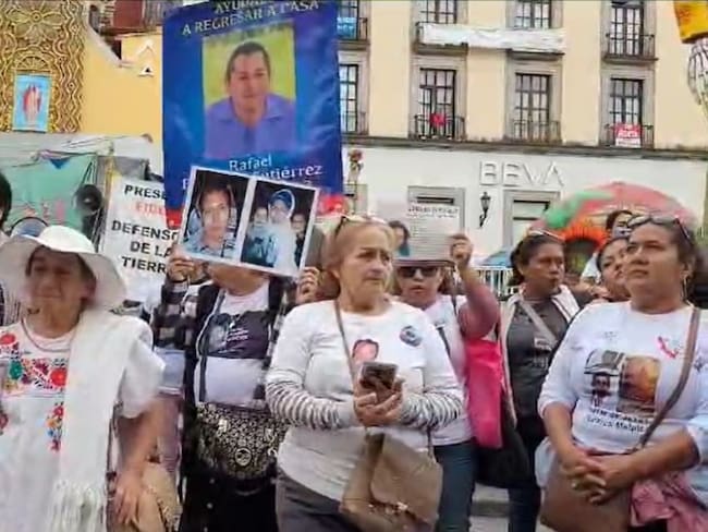 Familiares de desaparecidos de Veracruz toman Palacio de Gobierno