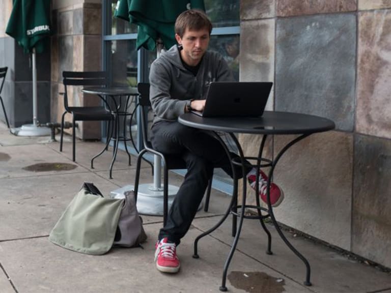 Minimalismo Profesional: ¿Por qué las nuevas generaciones quieren redefinir el éxito laboral?