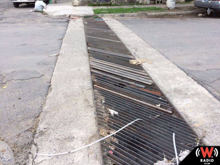 Vecinos denuncian alcantarilla en mal estado