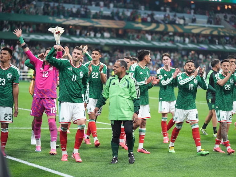 Plantel de México agradeciendo a la afición después del encuentro ante Ecuador