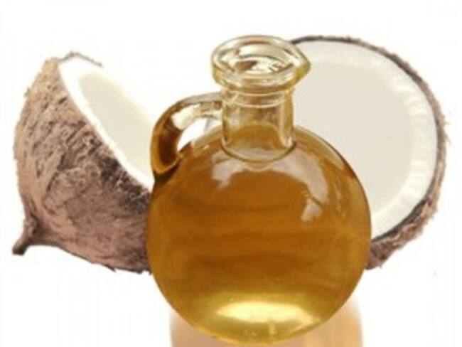 ¿Sabías que el aceite de coco ayuda a mantener el cabello humectado?