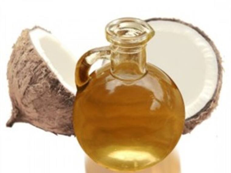 ¿Sabías que el aceite de coco ayuda a mantener el cabello humectado?