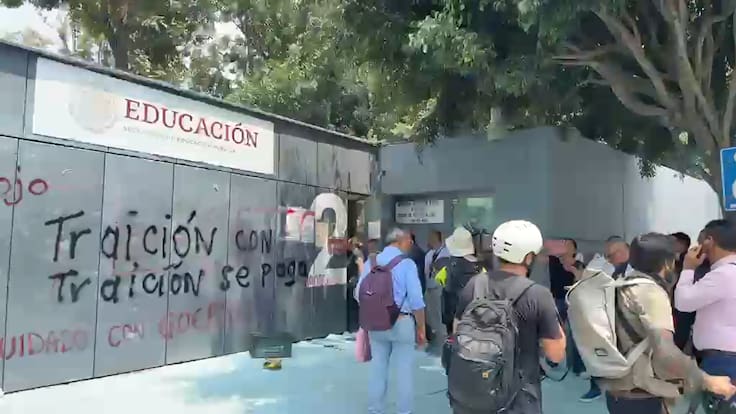 CNTE incendia las oficinas de la SEP; ¿Cuáles son las demandas de los maestros?