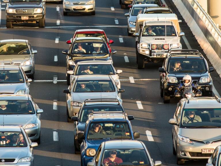 Evita multas, mejor consulta qué carros pueden circular este lunes.