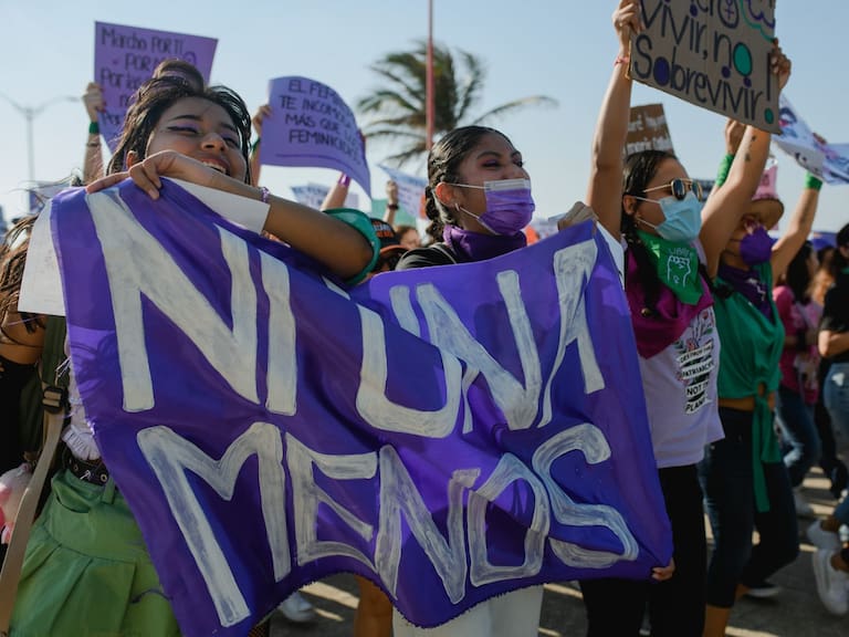 Decenas de mujeres marcharon este 8 de marzo por el malecón de Coatzacoalcos en el marco del Día Internacional de la Mujer para pedir respeto y justicia.