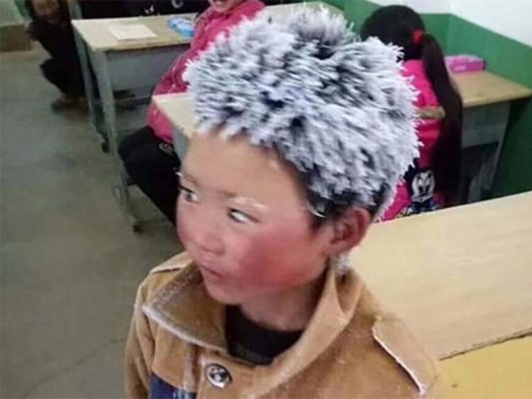Niño llega congelado a la escuela