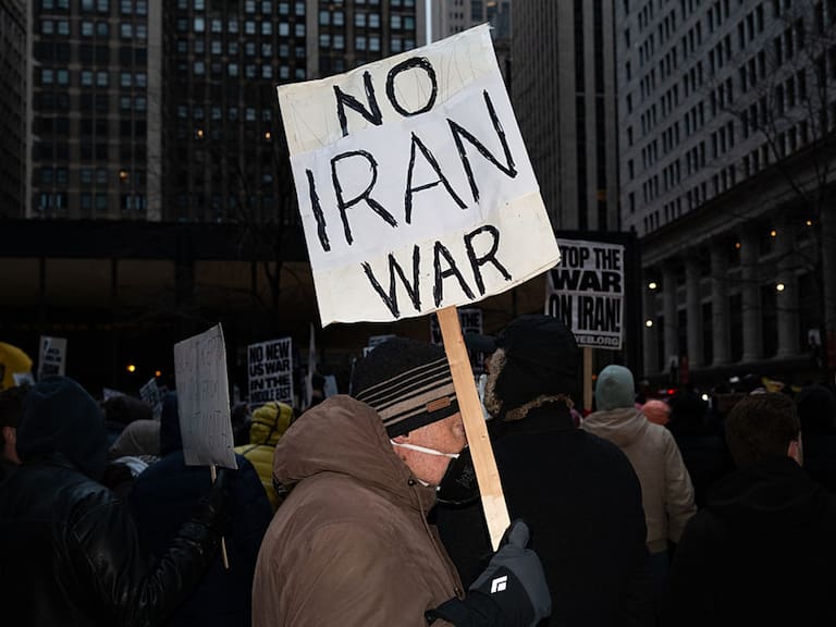 La Guerra en Medio Oriente deja varios cientos de muertos iraníes, seis soldados estadounidenses fallecidos y tres F16 derribados, mientras crece la preocupación por la posible duración del conflicto.