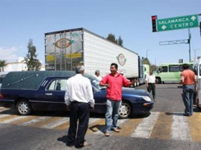 Bloquean transportistas avenidas en Cuernavaca