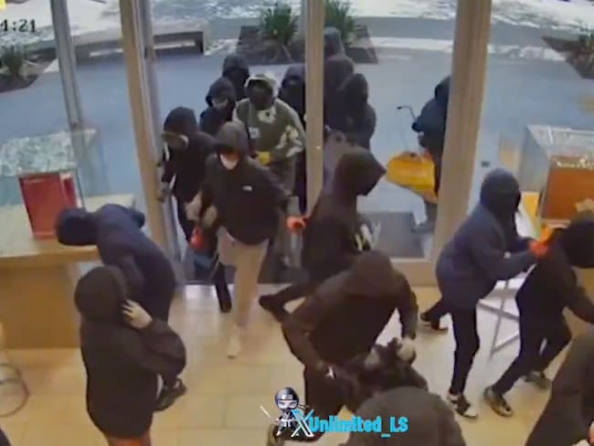 Más de 20 asaltantes entran a joyería en Estados Unidos y roban más de un millón de dólares | VIDEO
