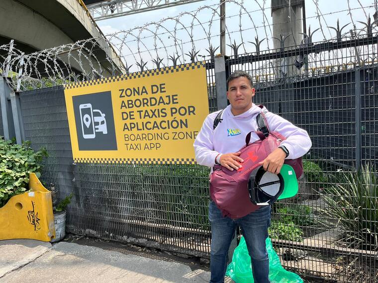 ¿Cuál es la posición de los taxis de aplicación frente a restricciones en el AICM?