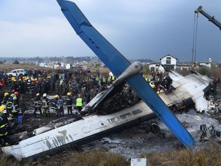Avión se estrella en Nepal; hay 49 muertos