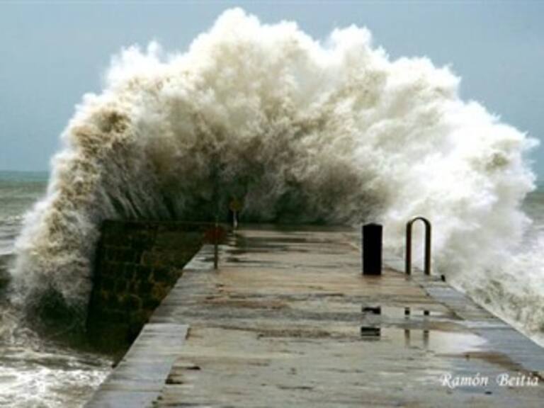 Arrastra ola a dos turistas en playa San Benito, Chiapas