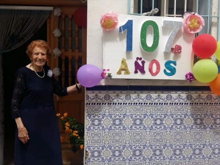 A sus 107 años visita enfermos y recoge ropa usada para los más necesitados