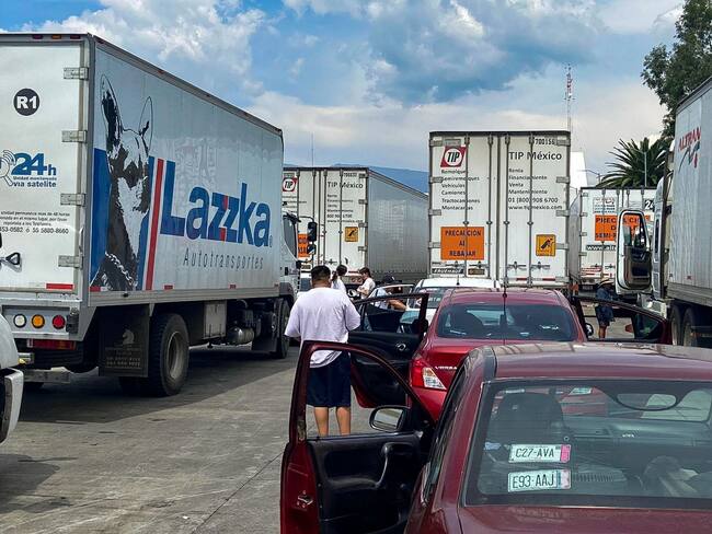 Transportistas bloquean la México-Puebla a la altura de San Marcos