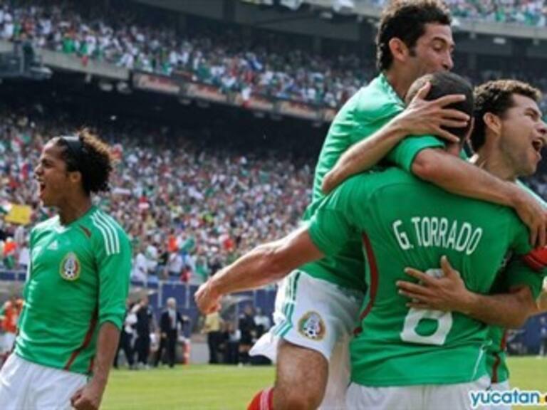 Felicita Calderón a Aguirre por la entrega del tricolor