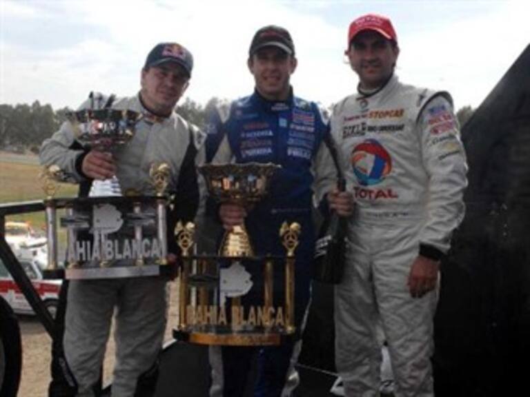 Reconocen a piloto mexicano por trabajo social en San Antonio