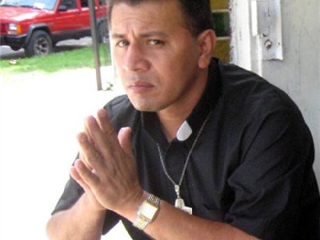 Renuncia pastor anglicano sancionado por su activismo proinmigrante