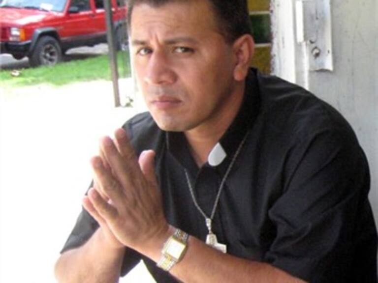 Renuncia pastor anglicano sancionado por su activismo proinmigrante