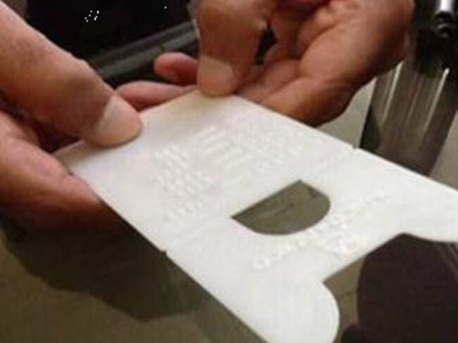 Distribuyen tablilla para que discapacitados visuales reconozcan billetes