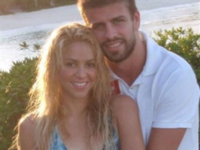 Presenta Shakira a su novio en Twitter