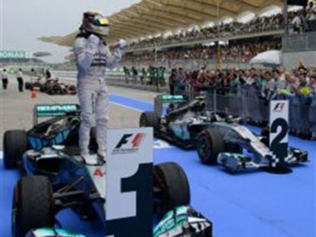Obtiene Hamilton la victoriaen Malasia