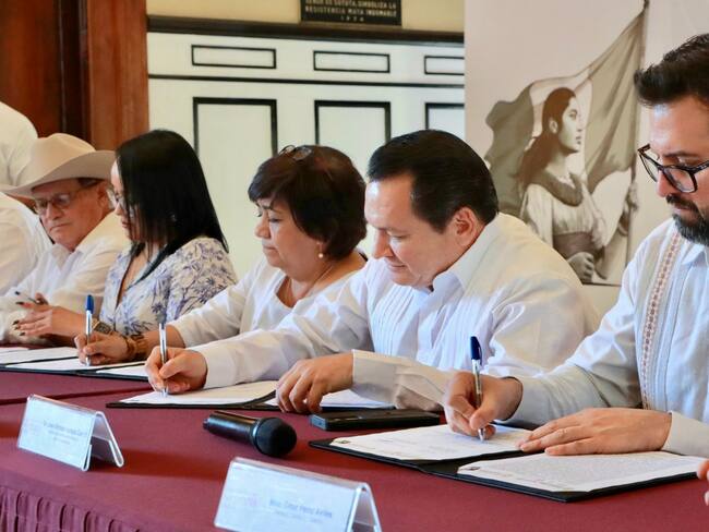 Firman convenio para garantizar viviendas dignas para las familias de Yucatán