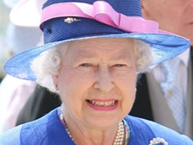 Celebra reina Isabel II 60 años en el trono británico con misa