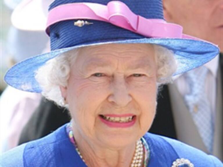 Celebra reina Isabel II 60 años en el trono británico con misa