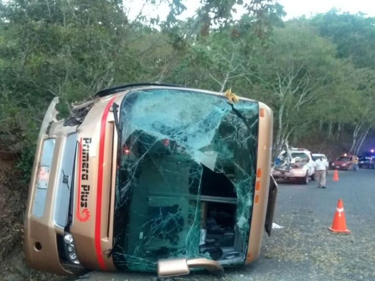 Volcadura de autobús dejó 14 lesionados en de Cabo Corrientes