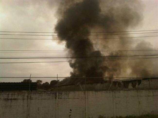 Registran incendio en fábrica de colchones en Tlalnepantla