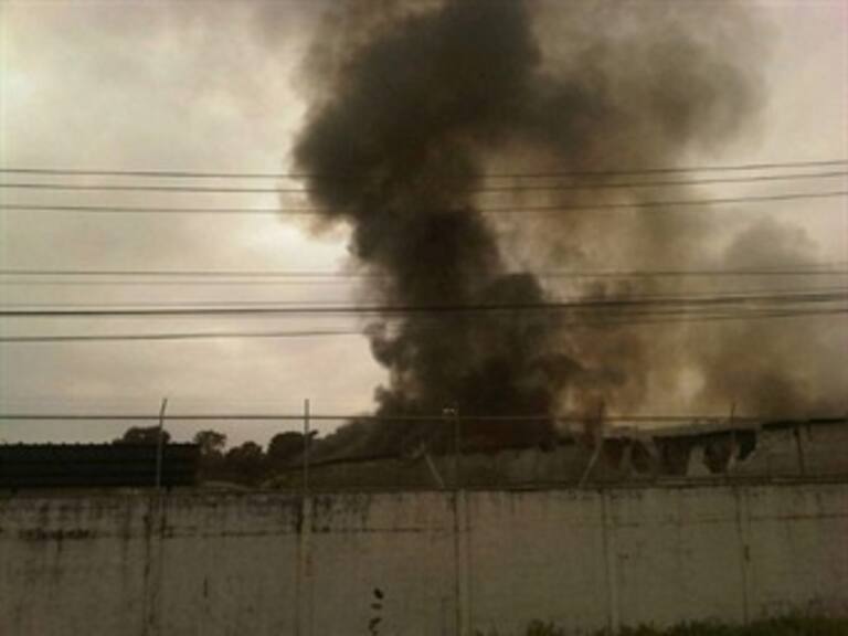 Registran incendio en fábrica de colchones en Tlalnepantla