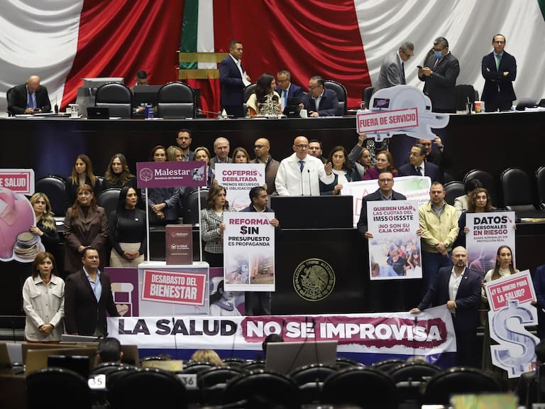 La bancada de los diputados del PAN, encabezados por el legislador Éctor Jaime Ramírez Barba, protestaron en contra de la prohibición de los vapeadores que propone el grupo parlamentario de Morena. FOTO: DANIEL AUGUSTO/ CUARTOSCURO.COM