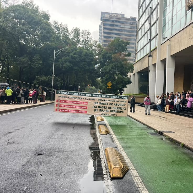 Trabajadores del IMSS amenazan con paro nacional por falta de personal e insumos, continúan con bloqueos
