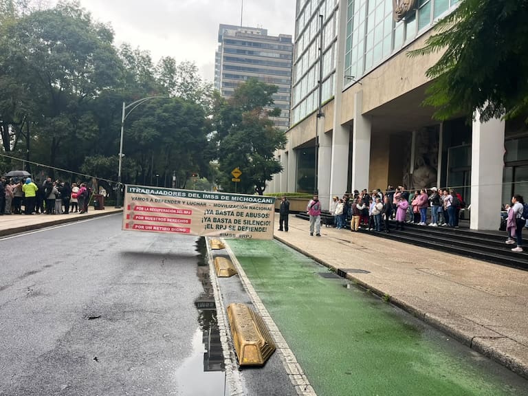 Trabajadores jubilados y en activo del IMSS mantienen una protesta frente a las oficinas generales en CDMX y advierten paro nacional, bloqueos continúan en inmediaciones de clínicas y hospitales.
