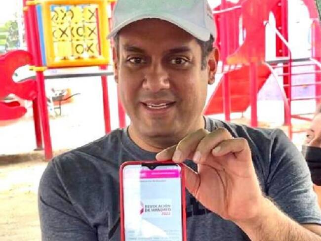 Firma diputado de Morena solicitud para consulta de revocación o no