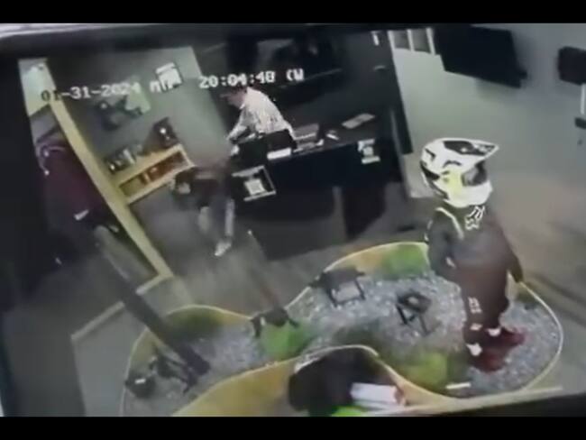 Gerente golpea a empleada de tienda deportiva en Naucalpan