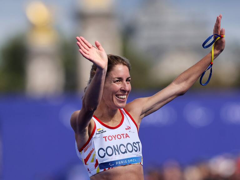 PARIS, FRANCE - SEPTEMBER 08: Elena Congost of Team Spain celebrates finishing third and taking the Bronze Medal during the Women's T12 Marathon on day eleven of the Paris 2024 Summer Paralympic Games at on September 08, 2024 in Paris, France. (Photo by Andy Lyons/Getty Images)