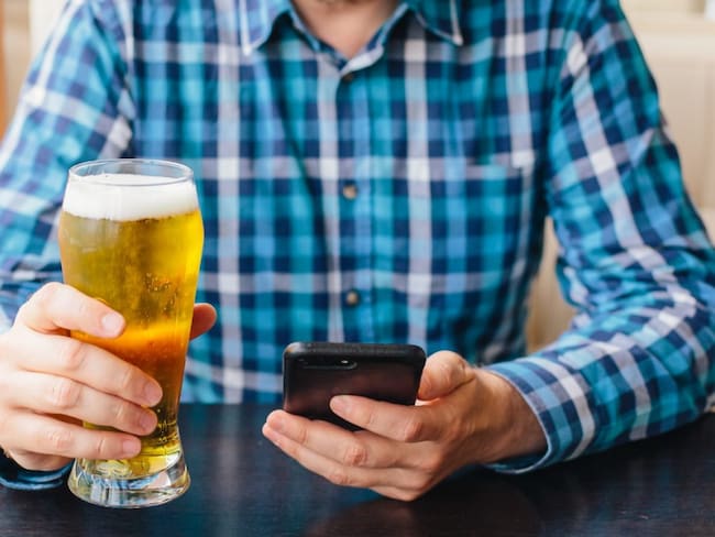 Se cuelgan del Día del Padre para estafar con “Cerveza gratis” por WhatsApp