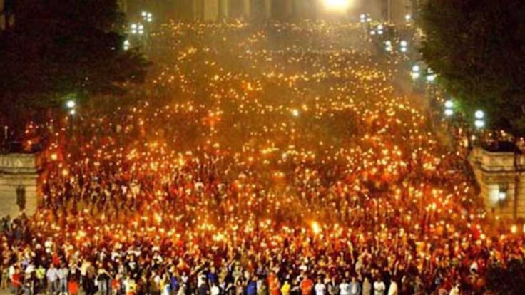 Miles de cubanos marchan con antorchas en La Habana ante tensiones con EE. UU., en la víspera del natalicio de José Martí