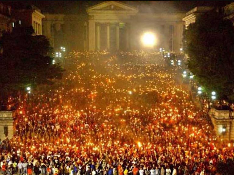 Miles de cubanos marchan con antorchas en La Habana ante tensiones con EE. UU., en la víspera del natalicio de José Martí