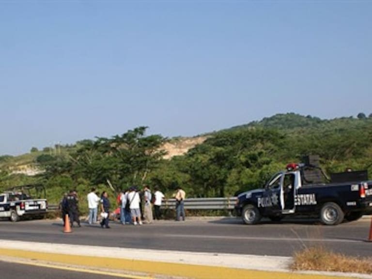 Encuentran 2 cuerpos en carretera Acapulco Pinotepa