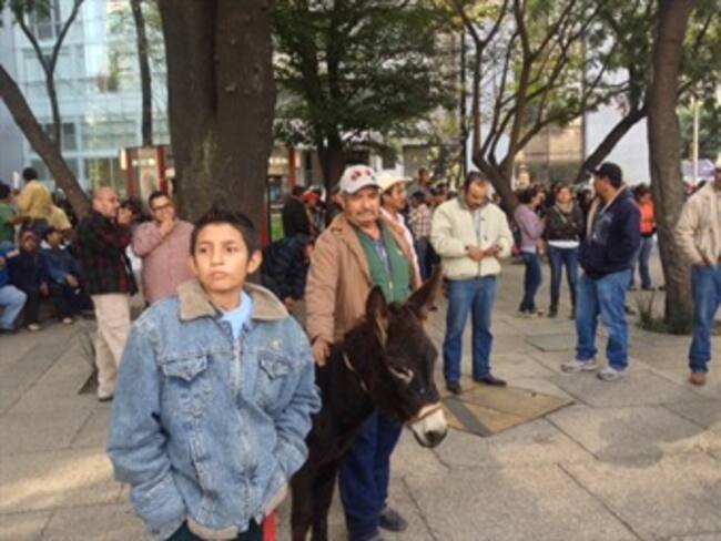 Se enfrentan campesinos y policías en el Ángel de la Independencia