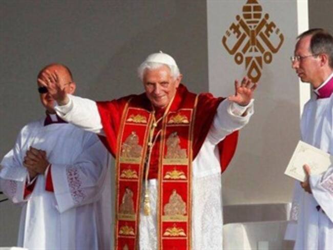 Despiden a Benedicto XVI entre llantos y aplausos