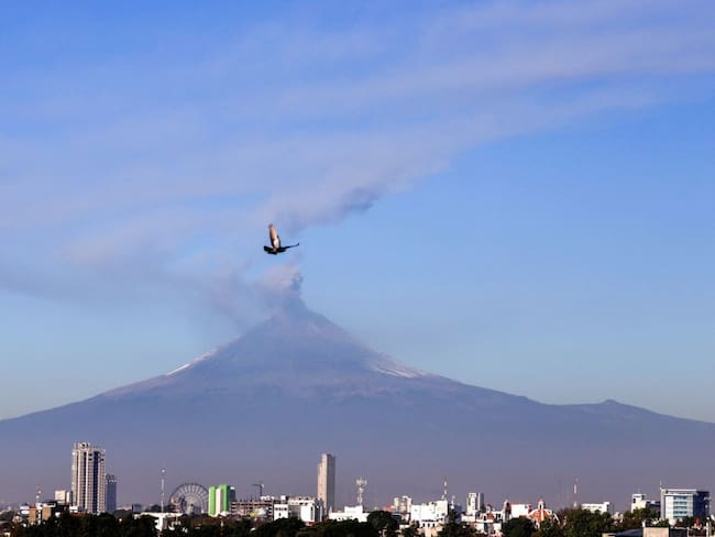 Sobrevuelan el Popocatépetl expertos de la UNAM, CNPC y Guardia Nacional