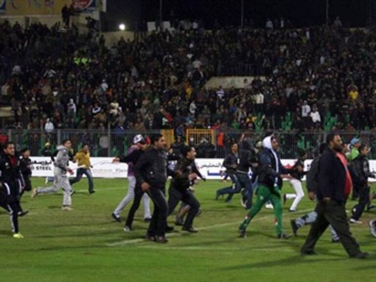 Arrestan a 47 personas por violencia en estadio de Egipto