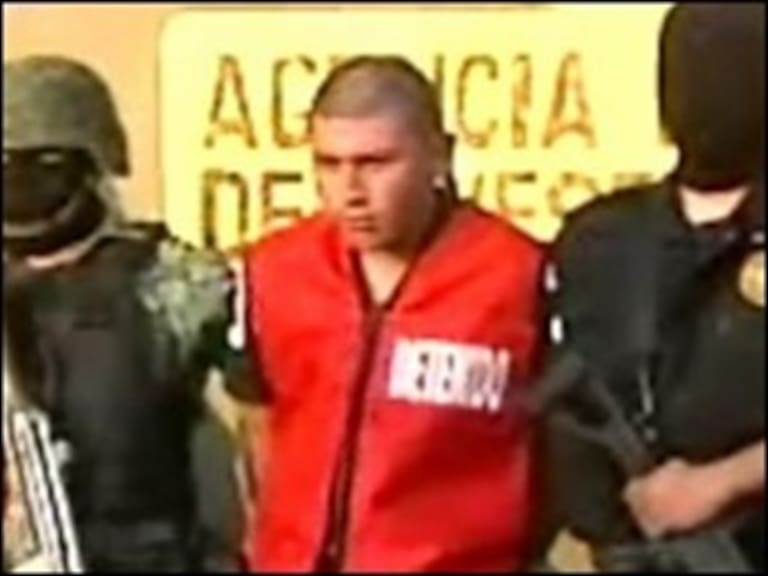 Presentan a presunto implicado en muerte de escoltas en NL