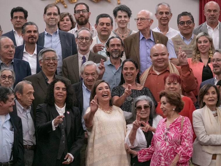 "Es un hecho insólito que pone pensare a muchos...es una enorme cantidad de intelectuales que tengan esta actitud y es insólito porque la comunidad cultural vive en carne".