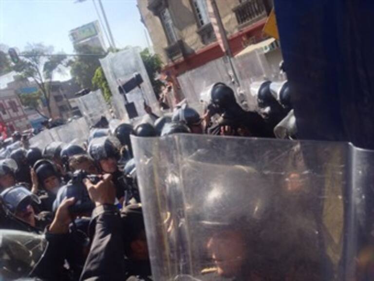 Tras marcha pacífica manifestantes y granaderos se enfrentan en Ciudadela