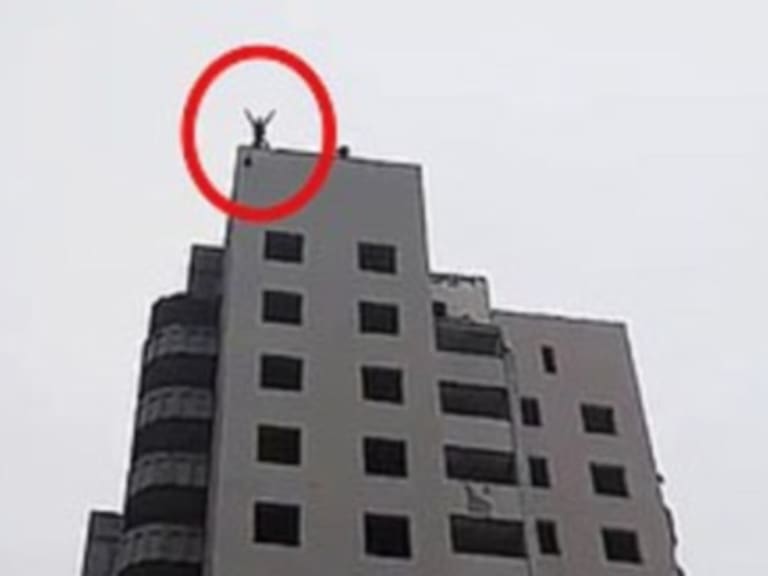 Joven se lanza con paracaídas casero desde lo más alto de un edificio