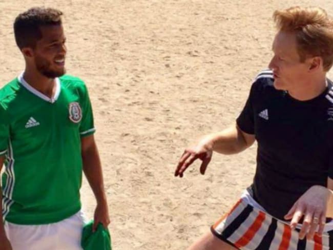 Gio Dos Santos juega futbol en un parque de México con Conan O&#039;Brien